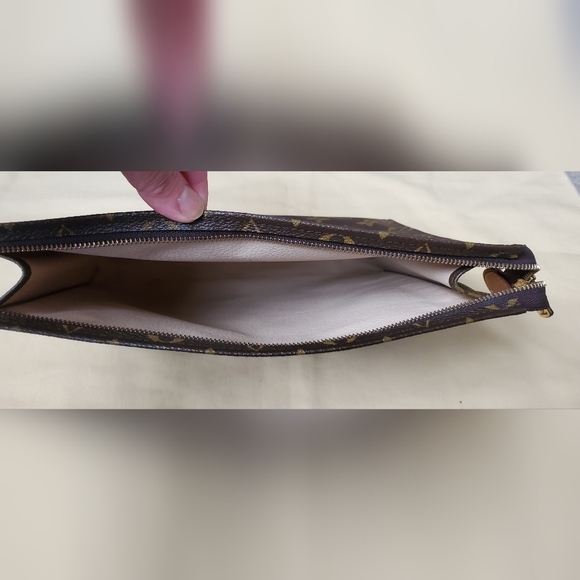 LOUIS VUITTON TOILETRY 26 COSMETIC BAG - Picture 11 of 16